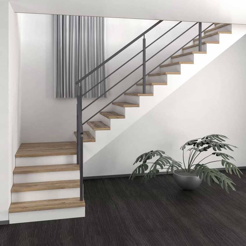 Escalera cerrada con peldaños de madera o piedra