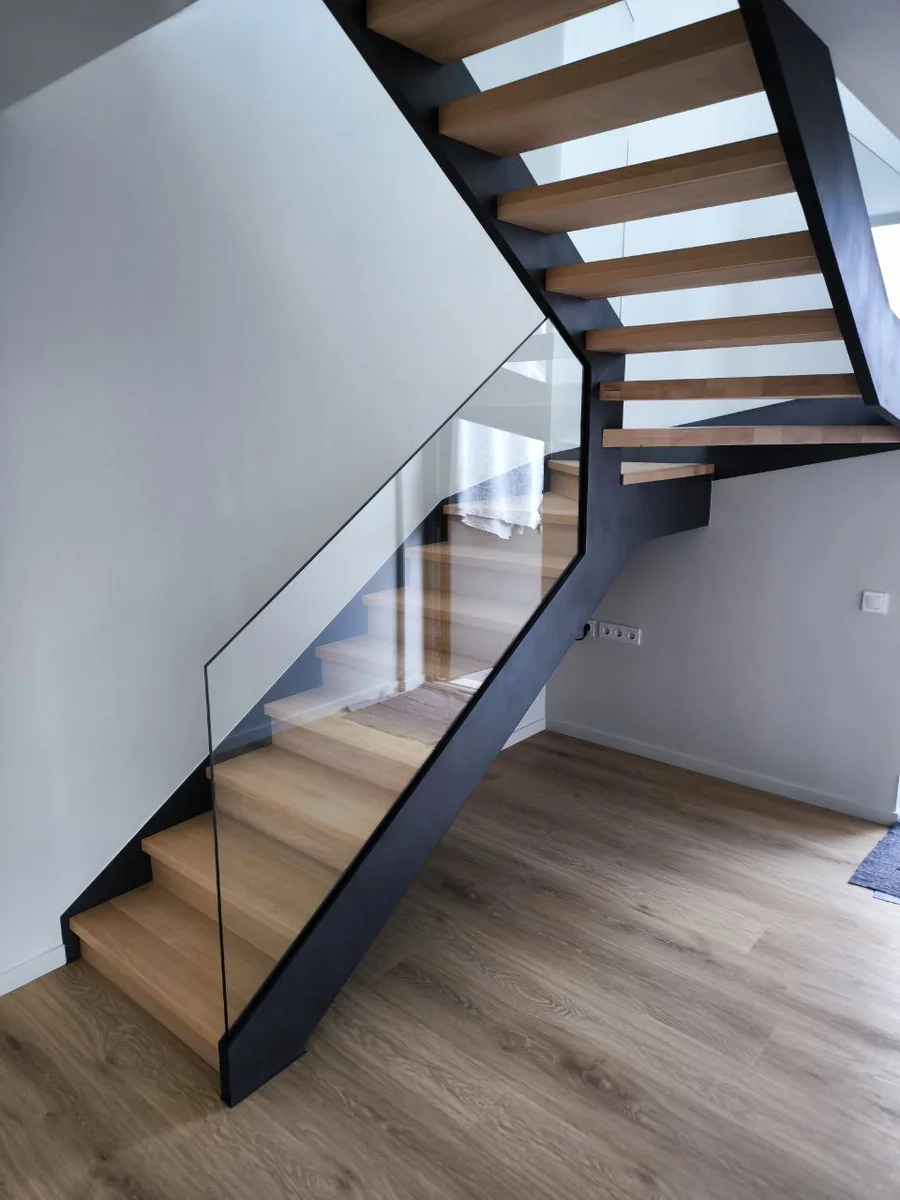 Escalera con zancas laterales