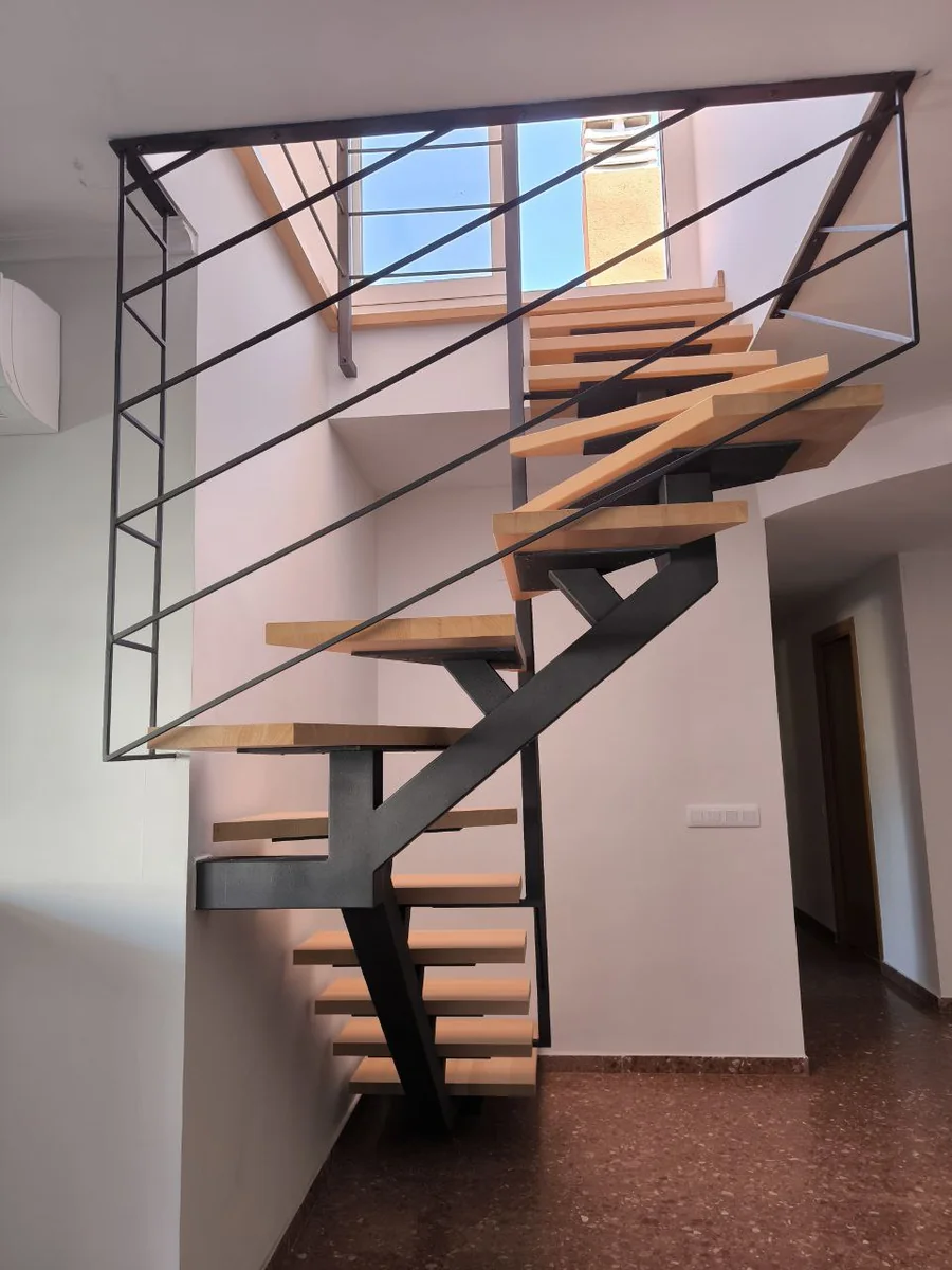 Escalera de viga central revestida de madera
