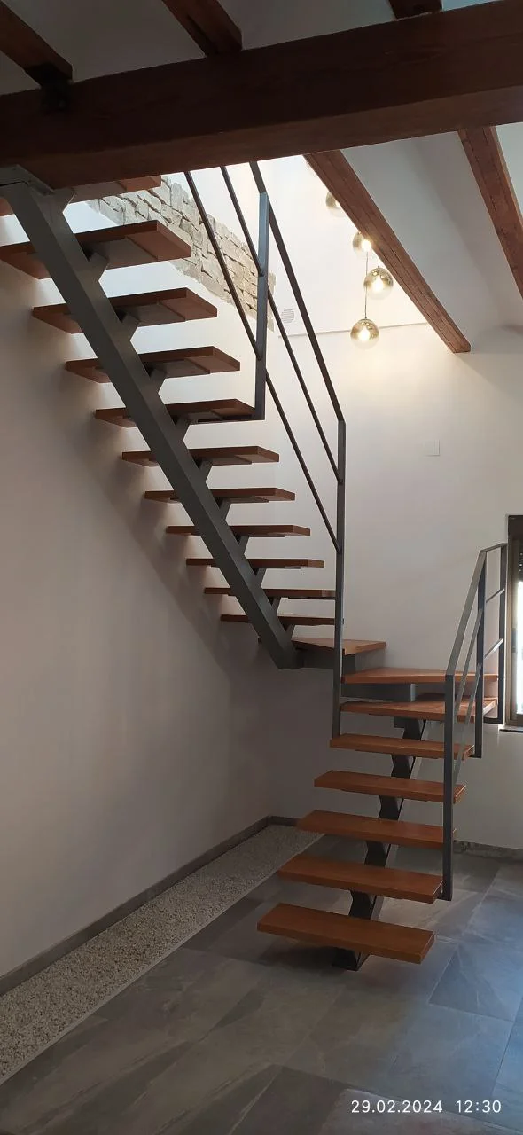 Escalera de viga central de chapa