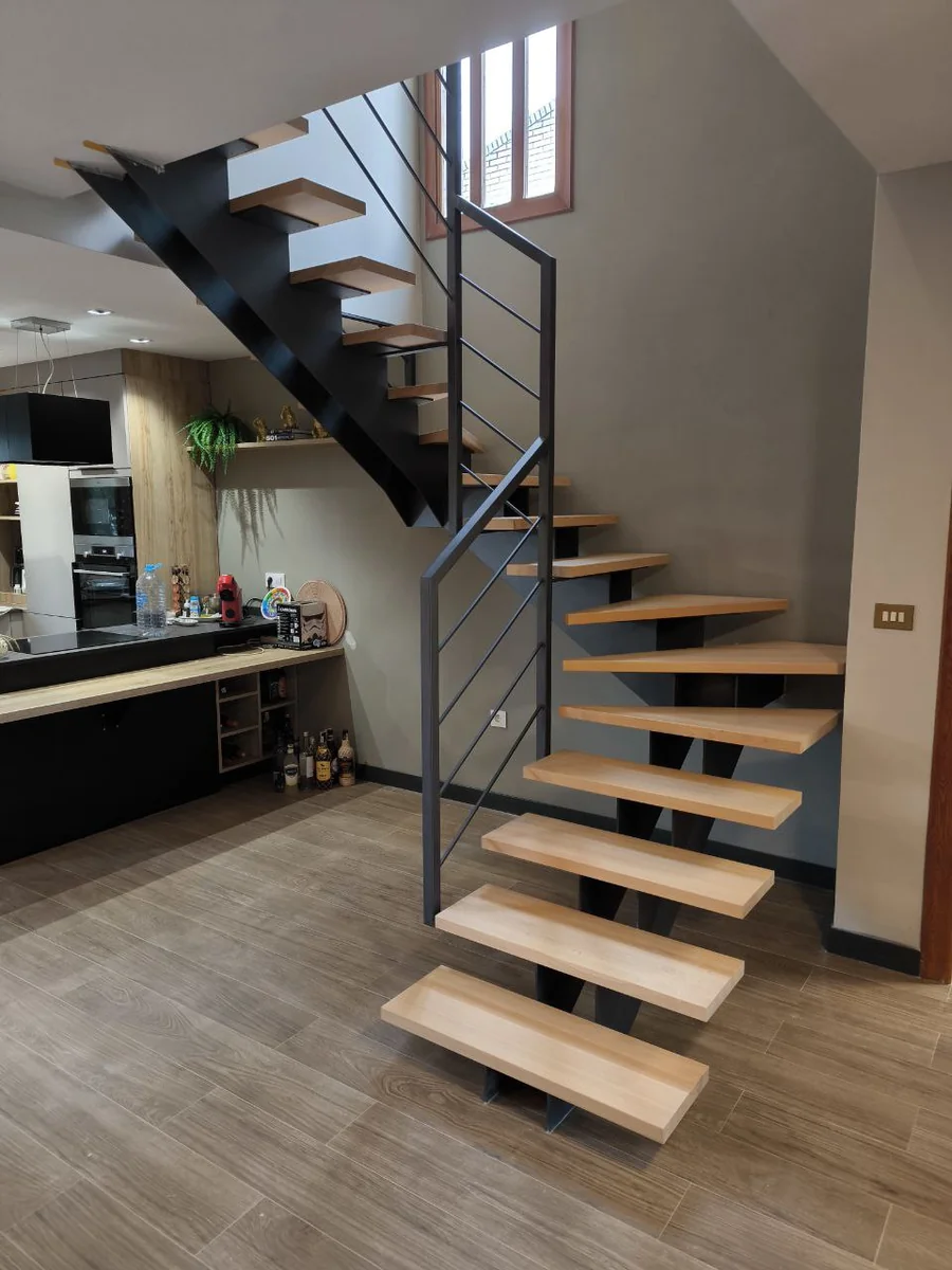 Escalera de viga central en vivienda moderna