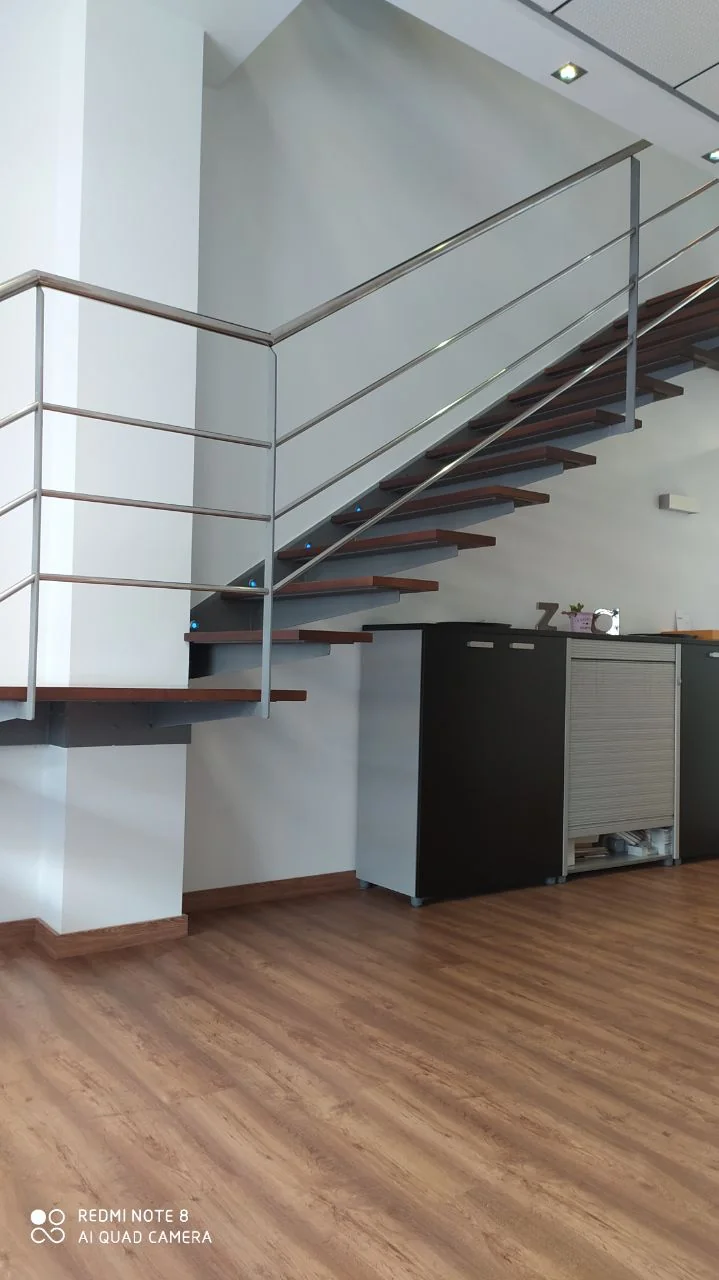 Escalera volada con barandilla de inox