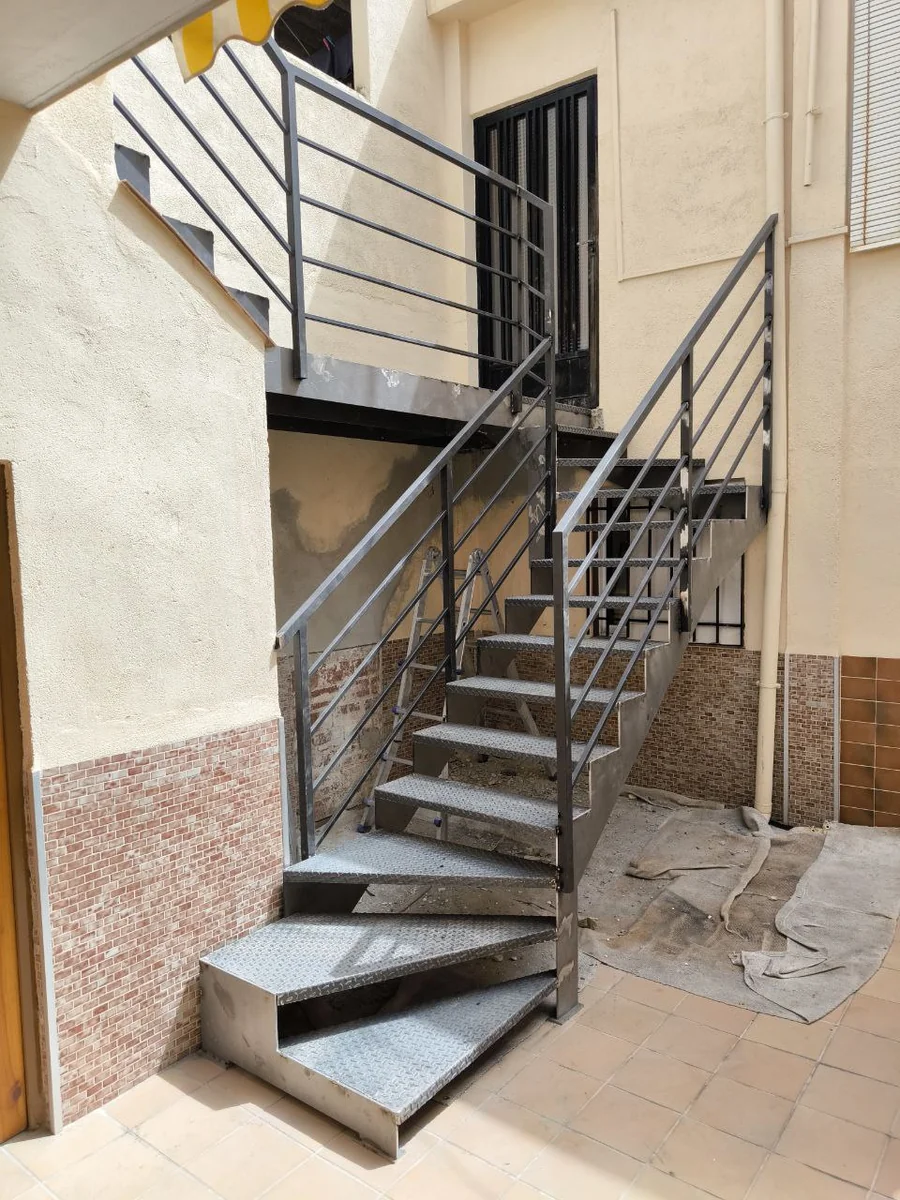 Escalera exterior galvanizada