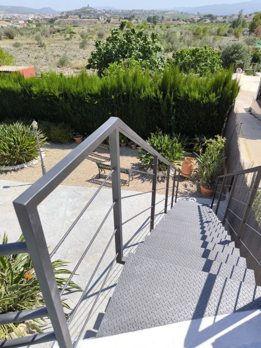 Escalera exterior con barandilla de acero inoxidable